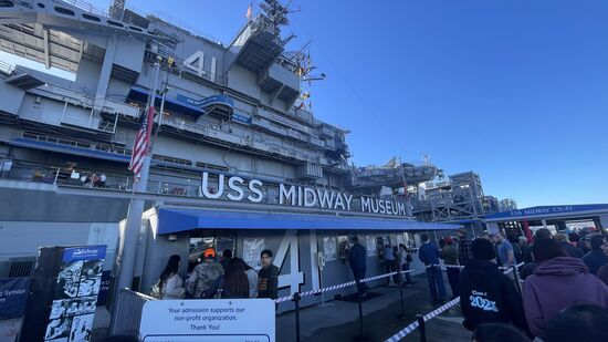 Die USS Midway war eine Klasse von Flugzeugträgern der United States Navy. Die Flotte bestand aus 3 Schiffen, die von 1945 bis 1947  in Dienst gestellt wurden. Dieses wurde wenige Tage nach Ende des 2. Weltkrieges in Dienst gestellt und war (als längstes überhaupt) bis 1992 aktiv. Heute liegt es in San Diego und ist ein Museum.