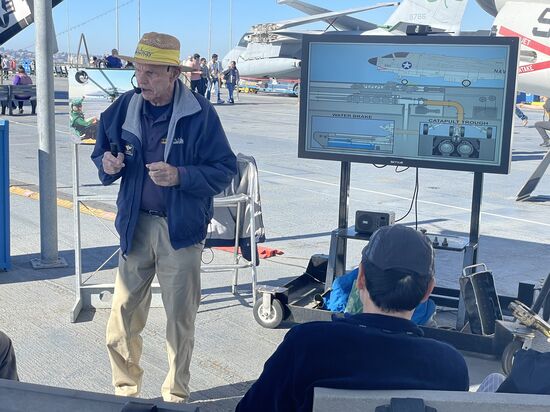 Hier sieht man einen der vielen Volunteers auf der USS Midway. Hierbei handelt es sich um ehemalige Besatzungsmitglieder, die heute den Besuchern die Midway näher bringen und über ein unerschöpfliches Wissen verfügen. Es sind hier Volunteers, die einfache Besatzungsmitglieder waren, aber auch einige Kampfpiloten.
Dieser ältere Herr erläutert die Funktion des Dampf-Katapults, mit dem die Flieger beschleunigt werden.