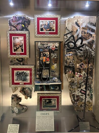 Das Hotel ist wie ein Museum—unzählige Relikte großer Rockstars aus unserer Jugend