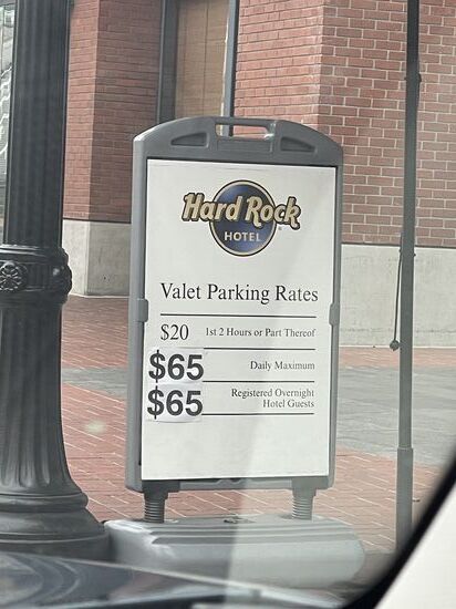 Diese Preise schrecken erstmal ab, Aber als Tipp: Fahre dein Auto selber ins Parkhaus, dann kostet es pro Nacht statt 65 US$ nur 15 US$—im selben Parkhaus gleich um die Ecke!
Vorher kannst du direkt vor den Eingang halten und das Gepäck ausladen