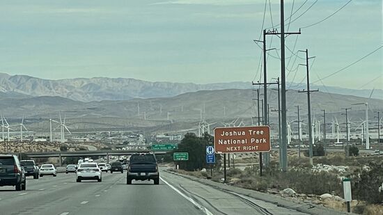 Eine relativ lange Strecke: 260km und wir brauchen dafür 4 Stunden, aber eine 
Frühstückspause bei Denny´s legen wir noch ein und einen weiteren Stop bei Walmart um uns mit typisch amerikanischen Vorräten einzudecken:
Chips, Bier, gebratenes Huhn, Kartoffelsalat, Obst….