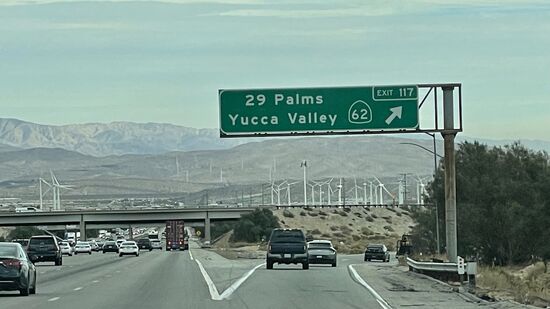 Sind das da hinten schon lauter Joshua-Trees ??
Haha—Eva berichtet uns später, dass es hier wegen der vielen Stürme so viele Windräder gibt