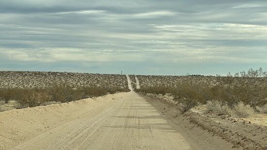Unsere Vermieterin Eva gibt uns genaue Anweisungen, damit wir nicht im Sand stecken bleiben