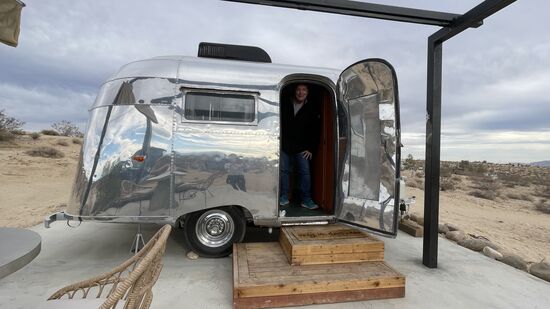 Ein sogenannter Airstream , mitten in der Wüste Kaliforniens 
Der US-Amerikanische ‚Hersteller ist für seine Wohnwagen und deren markanten Design aus poliertem Aluminium bekannt