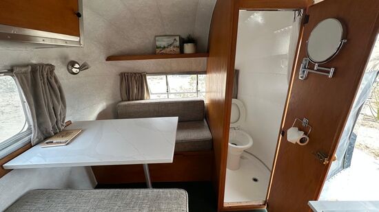 Eine Mini-Sitzecke, eine Mini-Nasszelle mit Dusche….