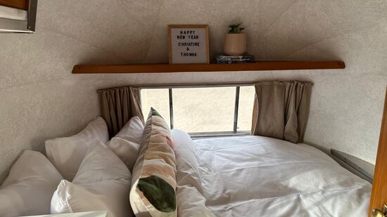 Ein Mini Bett für 2 und netter persönlicher Begrüßung 
Am Fußende ist sogar ein TV 