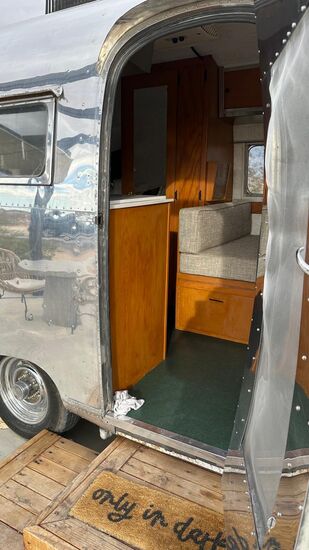 Es gibt einen Kühlschrank, supergutes Wifi, warmes Wasser und es ist an einer Kanalisation angeschlossen