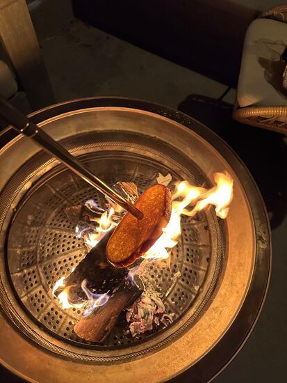 …rösten uns Brot und verspeisen unsere Vorräte