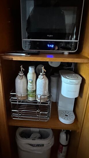 Hier in dem schmalen Schrank befindet sich eine Kaffeemaschine, eine Mikrowelle, ein Smoothiemaker und ein kleiner Wasserkocher