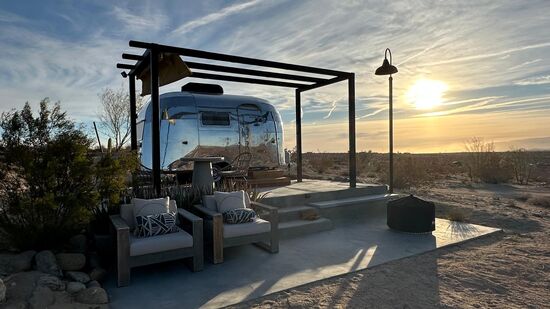 Sonnenaufgang im Joshua Park—und der Airstream glänzt in der Sonne 
Gefühlt habe ich kein Auge zugemacht: die ganze Nacht wehte ein heftiger Wind und ich hatte Angst dass alles mit uns wegfliegt