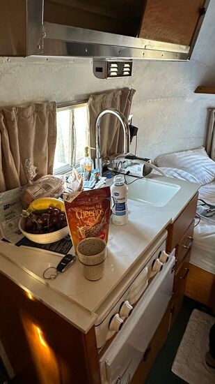 Ein schwieriges Unterfangen hier ein Frühstück anzurichten —draußen ist es sehr frisch und immer noch windig-also müssen wir drinnen frühstücken