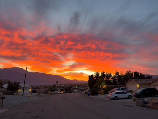Es ist 17 Uhr, als wir an unserem Hotel in „Desert Hot Springs“ ankommen und der Himmel scheint zu brennen 