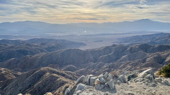 Blick auf die „San Andreas Verwerfung“ : -ein Schauplatz von Erdbebenaktivität-sie erstreckt sich über 1300km durch Kalifornien und ist eine der wenigen die direkt auf einem Kontinent verlaufen. Die meisten Plattengrenzen verlaufen am Grund der Ozeane