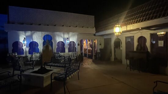 Komplett im marokkanischen Stil eingerichtet. Mit der passenden Temperatur hier ist das echt stimmig