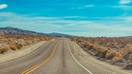Heute geht es noch einmal in den Joshua Tree Nationalpark. Wir fahren Richtung Osten von der Hot Springs über die Dillon Road und die 10 nach Cottonwood.  Die Dillon Road führt durch die San-Andreas-Verwerfung. Entsprechend hügelig ist die Straße. Aber das Auf und Ab mit Tempo 80 macht viel Spaß.