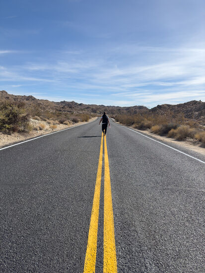 Wir haben am Campground geparkt. Der Eingang zum Trail ist jedoch ca. 1 km weiter. Erst später stellen wir fest, dass wir hätten weiterfahren können. Wir wären dann auf einem Parkplatz in der Nähe der Quelle gelandet. Macht aber nichts.