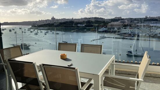 Der großzügige Balkon mit dem schönen Ausblick auf Manoel Island und im Hintergrund Valetta