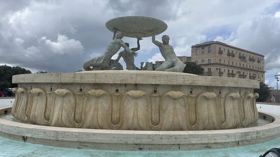 Der Tritonenbrunnen—ein Ungetüm aus Stahlbeton und Bronze -ein monumentaler Schmuckbrunnen, der 1955-1959 gefertigt wurde, also nichts wirklich Altes -mit der Figur des Triton wurde an die maritime Geschichte Maltas angeknüpft