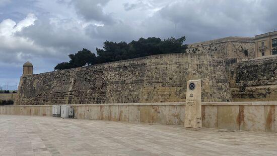 Die Stadtmauer von Valetta—bei unserem Spaziergang können wir beste Aussichten genießen