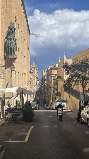 Es geht oft steil bergauf und bergab—wir laufen so einige  Kilometer