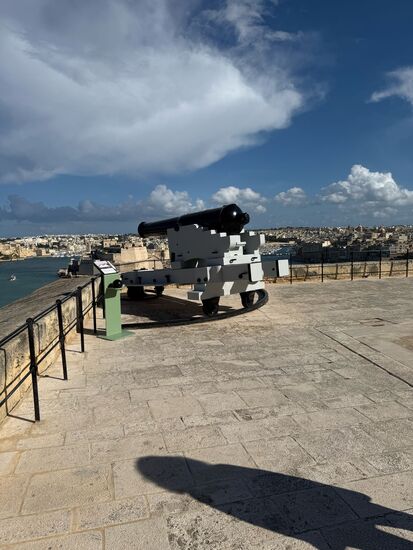 Es ist 16 Uhr und alle versammeln sich für das spektakuläre Schauspiel hoch über den historischen Befestigungsmauern mit dem Blick auf den „Grand Harbour“