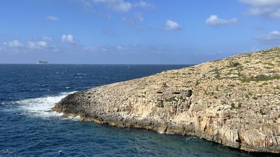 Da sind wir und es ist noch kein Mensch da—selbst der Ticketschalter hat noch geschlossen—hinten sieht man den kleinen Berg „Fifla“