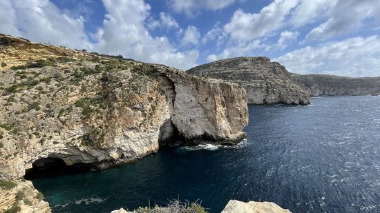 Dann suchen wir uns den Klippenweg zur „Blauen Grotte“