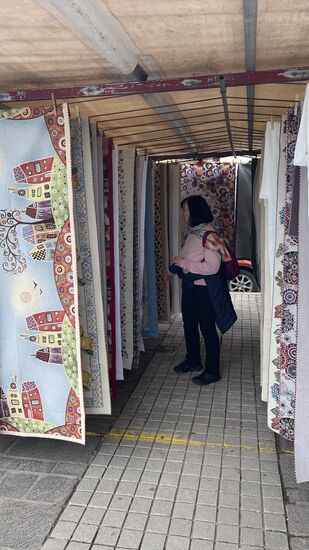 Michaela interessiert sich für die traditionellen Tischdecken und wird auch fündig 