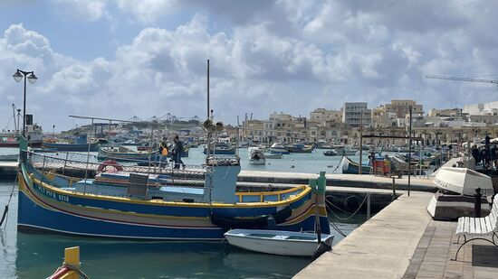 Das Wahrzeichen der kleinen Hafenstadt sind die Fischerboote, die „Luzzus“