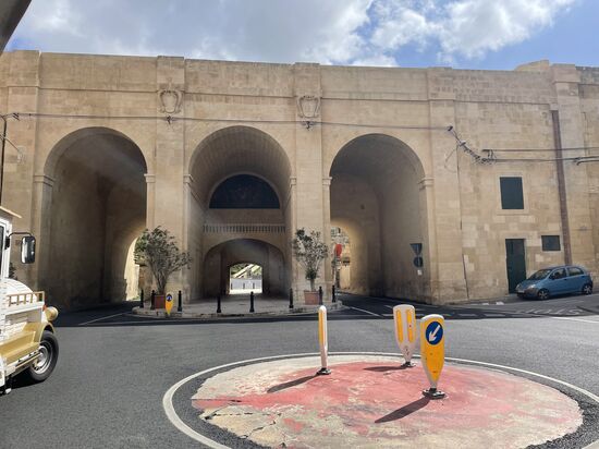 Jede Stadt hat ein imposantes Eingangstor—hier das Tor zu „Senglea“