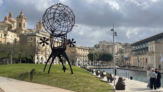 Nach der Bahnfahrt bummeln wir noch ein wenig durch die Gegend-hier die schöne Universität von Senglea. Hier gehen wir über die Brücke nach Birgu