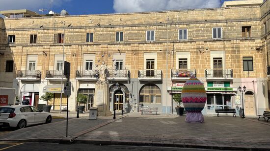 Ein riesiges gehäkeltes Osterei 