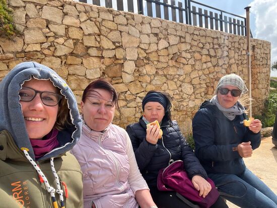 Wir suchen uns eine Bank in der Sonne und frühstücken erstmal