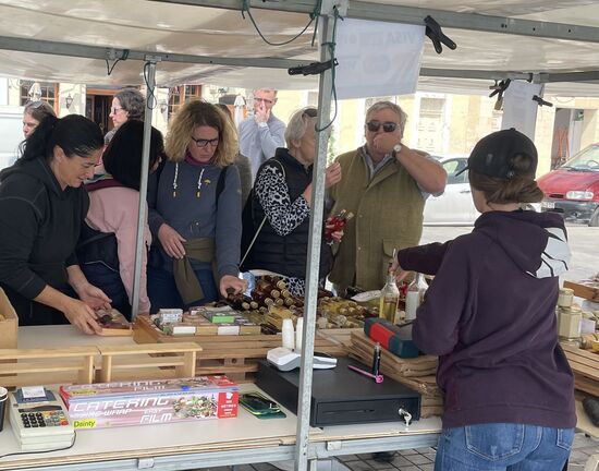 Der tägliche Markt erweckt gleich unsere Aufmerksamkeit 