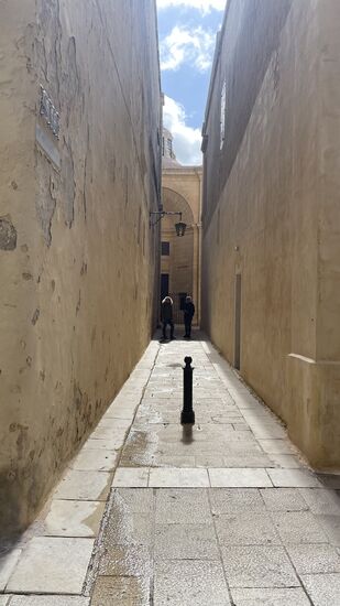 Mdina wird auch die stille Stadt genannt, da es hier nur ein Hotel und wenige Restaurants gibt. So sind die meisten Touris nur Tagesgäste und abends ist der Ort nahezu menschenleer