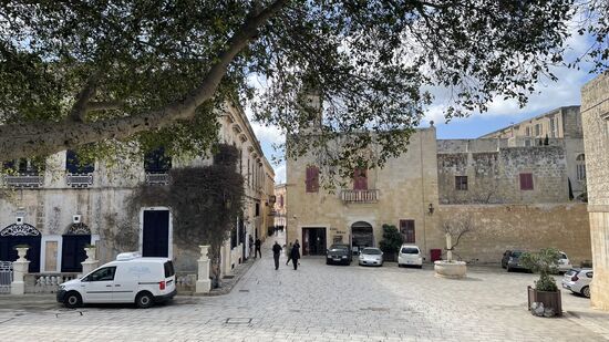 Der Ort besteht aus den maltatypischen sandfarbenen Kalkstein errichtete Paläste und Kirchen