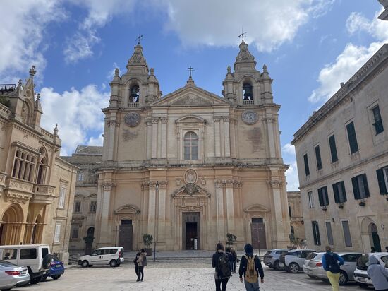 Die Kathedrale St Paul -sie wurde beim Erdbeben 1693 zerstört und 1697 vom Kirchenbaumeiste Maltas, Lorenzo Gafa wieder aufgebaut -Sie wurde 1702 geweiht und gilt als Meisterwerk des Erbauers
