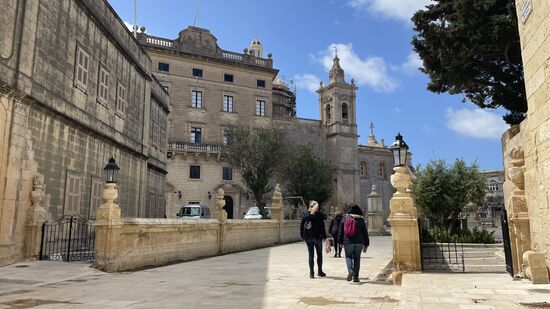 Und nun? Mal kurz überlegt und recherchiert, dann gehts weiter zur Zwillingsstadt von Mdina--nach Rabat