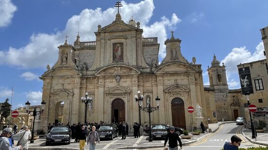 Auf der Pjazza San Pavel in Rabat - bei der Kollegiatkirche St. Paul ist gerade eine Trauerfeier