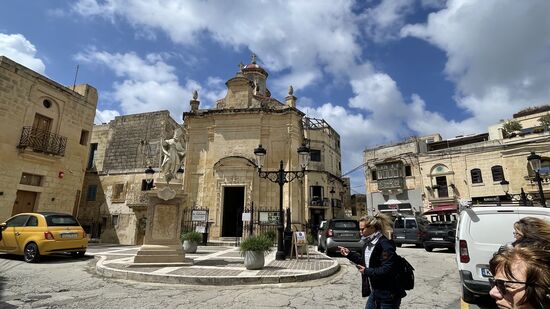 Dann besuchen wir die St. Cathaldus church