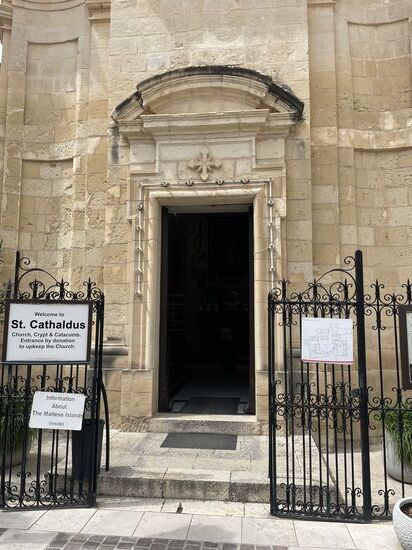 Gegen eine Spende dürfen wir in die Katakomben  hinabsteigen