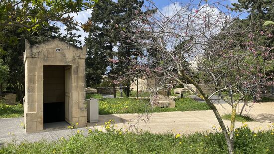 Ein Blick durch den Zaun zu den St Pauls Katakomben, deren Besuch wir uns auch sparen