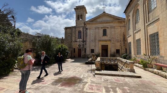 Nein, wir gehen nicht hinein--das Wetter ist sehr schön!