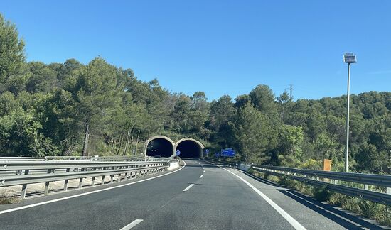 Ich googele mal und erfahre, das es sich dabei um „Tunnelgebühren“ handelt.
Je länger ein Tunnel ist, desto teurer!
Insgesamt stoppen wir 3x bis wir nach ca 180km die Grenze erreichen und müssen insgesamt 25 Euro zahlen!