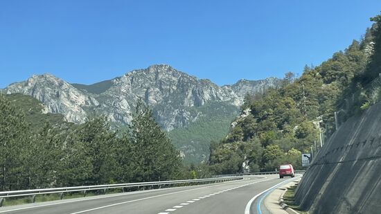 Die Landschaft verändert sich, die Pyrenäen verzaubern uns