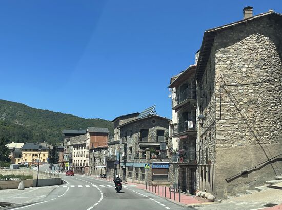 Sehr schöne Ortschaften, die mich ein wenig an Länder in Osteuropa erinnern, wie zum Beispiel in den Bergen von Bulgarien
Für die traditionelle Bauweise in Andorra werden meist Stein, Holz und Schiefer verwendet. 
Die Häuser sind oft zweistöckig, mit steilen, giebeldachartigen Dächern, die vor dem Schnee schützen.