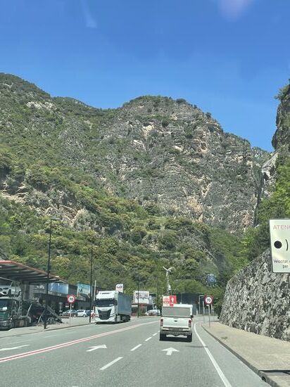 Wir sind in Andorra! Rechts, links und vor uns die hohen Berge der Pyrenäen