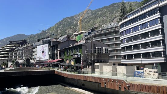 Nach kurzer Zeit erreichen wir die Hauptstadt Andorra la Vella. Hier herrscht dicker Verkehr—die Straßen des beschaulichen Örtchens-Entschuldigung der Hauptstadt-sind proppevoll und der Verkehr wird außer durch Ampeln noch durch zahlreiche Verkehrspolizisten geregelt.