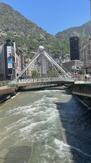 Bald finden wir einen großen Parkplatz im Zentrum und marschieren los zur bekannten Schrägseilbrücke „Puente de Paris“