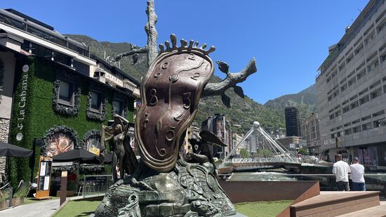 Skurrile Bronzeskulptur von Salvador Dalí mit einer dahinschmelzenden Uhr und Engeln.